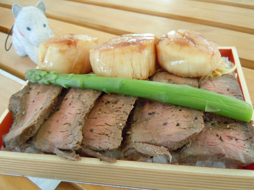 札幌後楽園ホテル：大きな野付産ホタテとふらの和牛ステーキ弁当